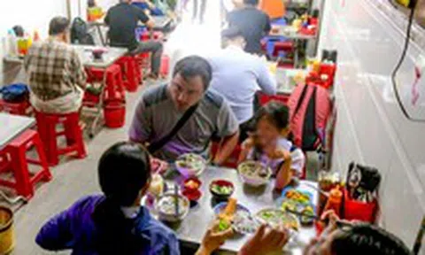 Giá xăng dầu giảm mạnh, dĩa cơm, tô phở... vẫn không giảm giá, nhiều nơi còn tăng