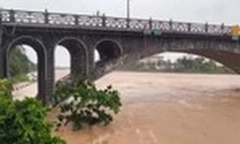 Nước lũ nhiều sông dâng cao sau bão số 1