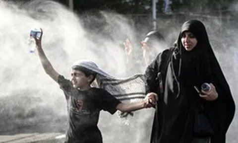 Không khí sẻ chia trên đường phố Iran trong ngày quốc tang