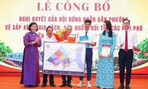 Phường Bến Thành hỗ trợ người dân làm thủ tục sau sắp xếp còn 17 khu phố