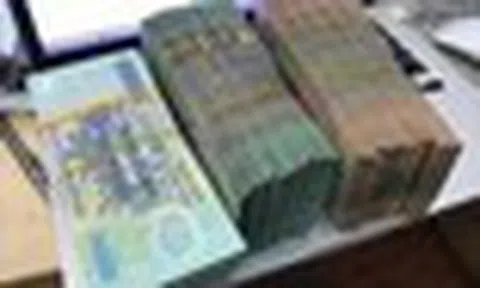 Phát hiện chiếc cặp màu tím chứa 500 triệu đồng tiền mặt với nhiều mệnh giá nằm chơ vơ trên Đại lộ Hoa Lư