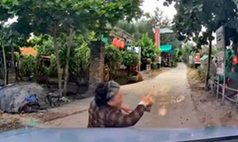 Xác minh vụ người phụ nữ chặn đầu ô tô đòi 20.000 đồng tiền giữ xe ở Hòn Yến
