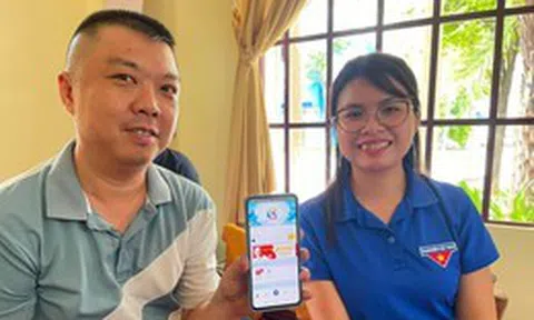 Áo xanh tình nguyện hỗ trợ bà con tiếp cận chuyển đổi số