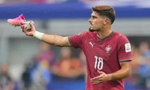 Vì sao đồng đội Ronaldo mang giày rách gót?