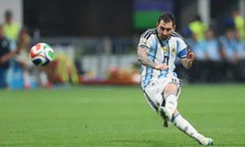 'Điểm yếu' của Messi là… đá phạt đền