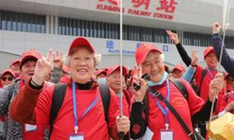 Nhiều tỉnh thành Trung Quốc chuyển từ 'giành' người trẻ sang thu hút người già