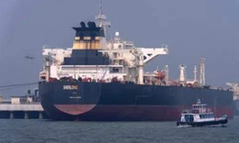Tàu thuyền qua eo biển Hormuz giảm mạnh khi Mỹ và Iran lại không kích nhau