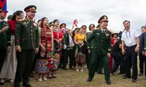 Đại tướng Phan Văn Giang và Đại tướng Khamliang Outhakaysone cùng người dân ném còn, nhảy sạp, múa Lamvong