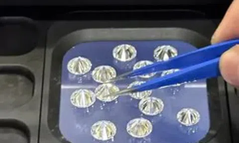Truy tố 4 bị can trong vụ buôn lậu hơn 700 viên kim cương