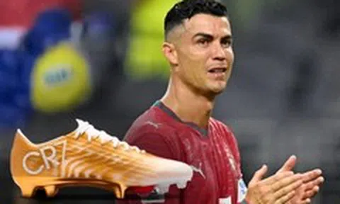 Ronaldo tặng fan đôi giày cực hiếm