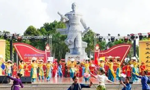 Du khách về Hà Tiên thắp hương cho Đức khai trấn Mạc Cửu