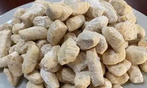 Cục kẹo chuyền tay nhau, cắn đôi cắn ba, chẳng ai nỡ ăn một mình vì còn bạn