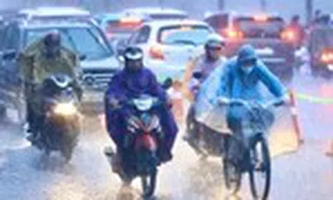 Hà Nội mưa dông, cảnh báo ngập lụt nhiều tuyến phố