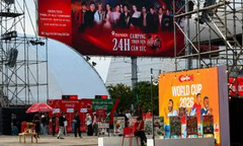 Sự kiện '2 trong 1': vừa xem World Cup, vừa đu dàn 'anh trai'
