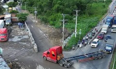 Các phường nhiều lần đề nghị đóng đấu nối bãi xe container tự phát dọc đường Võ Chí Công