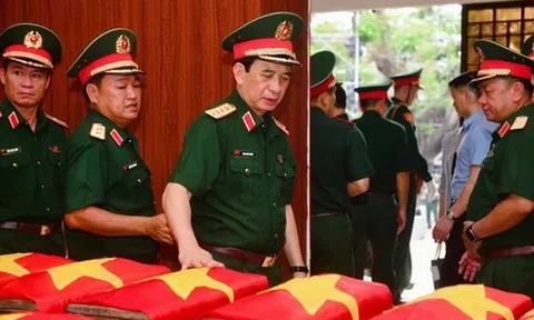 Đại tướng Phan Văn Giang dâng hương tưởng niệm các anh hùng liệt sĩ tại công viên Lê Thị Riêng