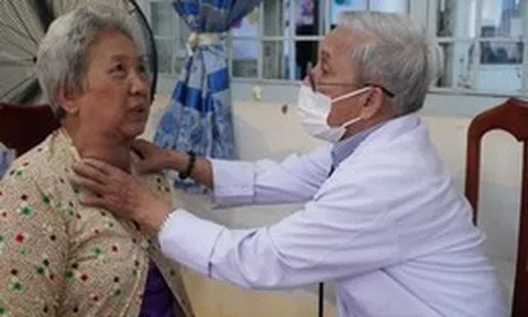Bác sĩ thiện nguyện về quê nghèo khám chữa bệnh miễn phí