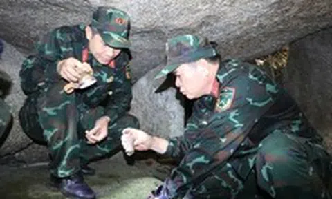 Thêm hài cốt liệt sĩ tìm thấy ở hang đá, bộ đội được yêu cầu tiếp tục bám trụ trong rừng tìm kiếm