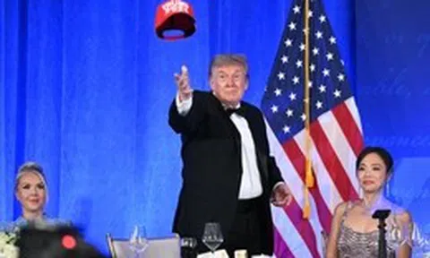 Ông Trump chế giễu nhiều đối thủ, úp mở về nhiệm kỳ thứ ba