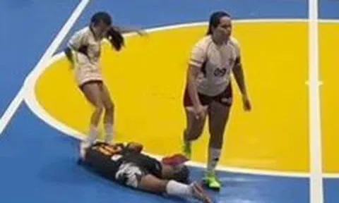 Video gây sốc ở giải futsal Brazil, nữ cầu thủ liên tiếp sút vào đầu đối thủ 'rất dã man'