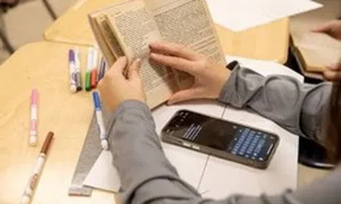 Pháp mở rộng lệnh cấm điện thoại đến bậc THPT từ năm học mới