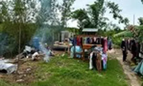 Dông lốc bất ngờ giữa đêm, 27 căn nhà ở Cà Mau bị sập, tốc mái