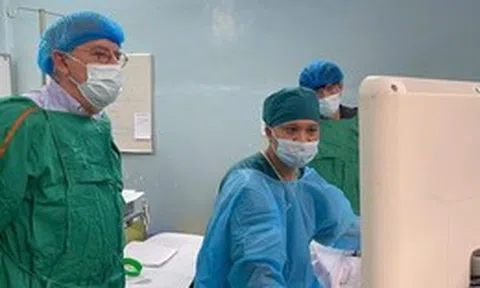 Giáo sư Bỉ cùng bác sĩ Bệnh viện Nhi đồng 2 ghép gan cho 4 trẻ trong một tuần