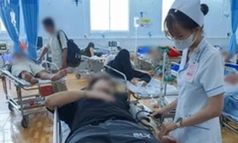 Vụ ngộ độc thực phẩm sau khi ăn bánh mì Hồng Ngọc: Khen thưởng đột xuất y bác sĩ Bệnh viện Quân y 120