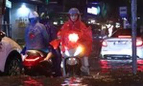TP.HCM mưa lớn kéo dài, nhiều đường ngập nặng