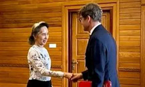 Bà Aung San Suu Kyi tái xuất, gặp đại diện Hội Chữ thập đỏ quốc tế