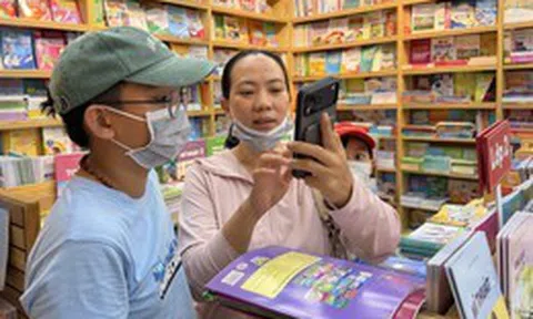 Phụ huynh TP.HCM chạy 3 nhà sách vẫn không mua đủ bộ sách giáo khoa cho con