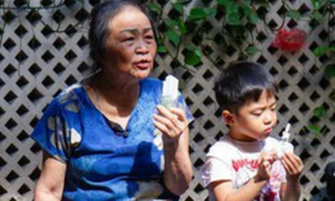 Khách hàng ùn ùn kéo tới cửa hàng Kem Tràng Tiền trước ngày đóng cửa, ôn lại ký ức từ thuở “ông bà anh”