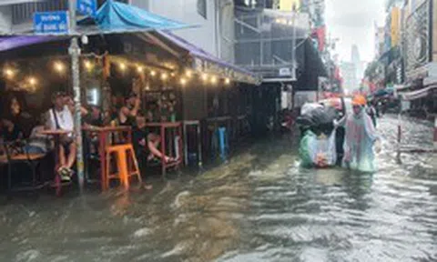 Nhiều tuyến đường trung tâm TP.HCM ngập sâu sau mưa lớn