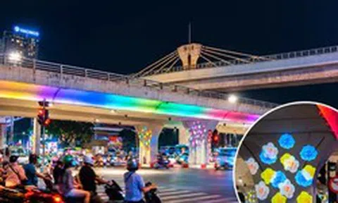 Cầu vượt Hà Nội khoác 'áo hoa' rực rỡ về đêm