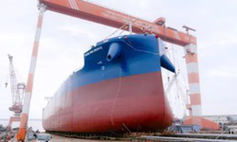 Bàn giao tàu chở hàng 65.000 tấn, dài 200m lớn nhất từ trước tới nay do người Việt thực hiện, từng được tạp chí quốc tế khen ngợi: Hòa Phát đã đặt một chiếc tương đương