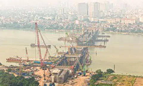 Cận cảnh đại công trường cầu gần 16.000 tỷ đồng qua sông Hồng sau một năm