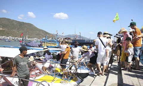 Khách tham quan vịnh Nha Trang tăng trở lại