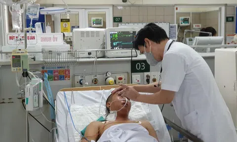 Ăn đám giỗ mua rượu trên mạng, 3 thanh niên ngộ độc methanol