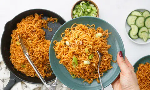 Cách ăn mì tôm không gây hại sức khỏe