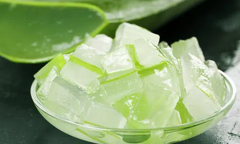 Mặt suýt biến dạng vì sử dụng nha đam sai cách