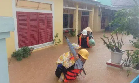 Quảng Bình: Hình ảnh đẹp của người công nhân điện lực cứu người trong mưa lũ