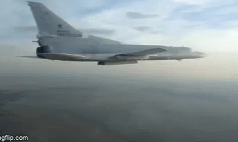 Clip: Màn phối hợp chiến đấu trên không của tiêm kích Su-30 cùng oanh tạc cơ Tu-22 và Su-34