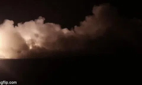 Clip: "Thần pháo" M142 HIMARS và ASTROS II phóng “mưa tên lửa” sáng rực trời Syria