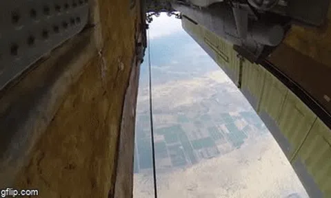 Clip: Cận cảnh máy bay ném bom Tu-160 phóng tên lửa hành trình xuống phiến quân khủng bố ở Syria