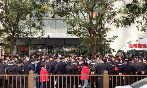 Phụ huynh biểu tình đòi học phí và sự phục hồi bấp bênh ở Trung Quốc