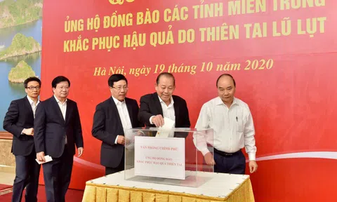 Lãnh đạo Chính phủ quyên góp ủng hộ đồng bào miền Trung