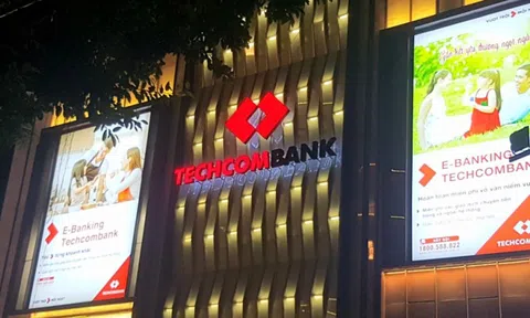 Thêm người nhà Giám đốc ngân hàng mua lượng lớn cổ phiếu