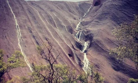 Hiện tượng thác nước chảy hiếm có trên núi đá sa mạc