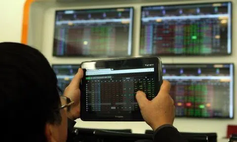 Nhóm ngân hàng tặng  mạnh, VN-Index tăng gần 6 điểm