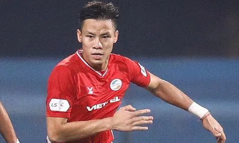 Ngọc Hải và Tiến Dũng phối hợp khiến đối thủ nhận phạt đền